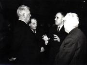 Gh. Gheorghiu-Dej la Consiliul de Miniştri, întreţinându-se cu participanţii la solemnitatea decernării Premiului de Stat al R.P.R. pe anii 1950-1951. Sunt de faţă: Al. Toma,     M. Sadoveanu, I. Chişinevschi.(10.12.1952).