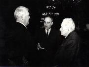 Gh. Gheorghiu-Dej la Consiliul de Miniştri, întreţinându-se cu participanţii la solemnitatea decernării Premiului de Stat al R.P.R. pe anii 1950-1951. Sunt de faţă: Al. Toma,     M. Sadoveanu, ş.a.(10.12.1952).