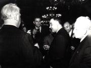 Gh. Gheorghiu-Dej la Consiliul de Miniştri, întreţinându-se cu participanţii la solemnitatea decernării Premiului de Stat al R.P.R. pe anii 1950-1951. Sunt de faţă: Al. Toma,     M. Sadoveanu, ş.a.(10.12.1952).