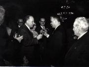 Gh. Gheorghiu-Dej la Consiliul de Miniştri, întreţinându-se cu participanţii la solemnitatea decernării Premiului de Stat al R.P.R. pe anii 1950-1951. Sunt de faţă: Al. Toma, ş.a.(10.12.1952).