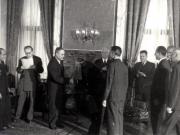 Gh. Gheorghiu-Dej felicită laureaţii Premiului de Stat al R.P.R. pe anii 1950-1951, cu prilejul solemnităţii decernării diplomelor, medaliilor şi premiilor la Consiliul de Miniştri. Sunt de faţă: M. Sadoveanu, L. Răutu, I. Chişinevschi, P. Bele, ş.a.(10.12.1952).
