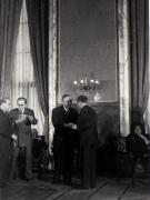 Gh. Gheorghiu-Dej felicită laureaţii Premiului de Stat al R.P.R. pe anii 1950-1951, cu prilejul solemnităţii decernării diplomelor, medaliilor şi premiilor la Consiliul de Miniştri. Sunt de faţă: I. Chişinevschi, P. Bele, L. Sturza Bulandra, ş.a.(10.12.1952).