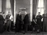 Gh. Gheorghiu-Dej felicită laureaţii Premiului de Stat al R.P.R. pe anii 1950-1951, cu prilejul solemnităţii decernării diplomelor, medaliilor şi premiilor la Consiliul de Miniştri. Sunt de faţă: I. Chişinevschi, P. Bele, L. Sturza Bulandra, L. Răutu, ş.a.(10.12.1952).