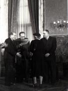 Gh. Gheorghiu-Dej, I. Chişinevschi, P. Bele, artista poporului Aura Buzescu, ş.a., la solemnitatea de la Consiliul de Miniştri, cu prilejul decernării Premiului de Stat al R.P.R. pe anii 1950-1951.        (10.12.1952).