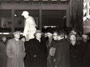 Gh. Gheorghiu-Dej alături de ambasadorul Uniunii Sovietice, A.I. Leontiev, vizitează expoziţia „Economia planificată a R.P.R. în plin progres” din parcul de cultură şi odihnă Herăstrău. Sunt de faţă: I. Chişinevschi,  Gh. Apostol, ş.a.(15.12.1952).