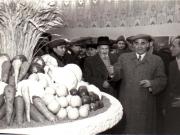 Gh. Gheorghiu-Dej vizitând expoziţia „Economia planificată a R.P.R. în plin progres” din parcul de cultură şi odihnă Herăstrău. Sunt de faţă: M. Constantinescu, I. Chişinevschi, P. Borilă, ş.a.(15.12.1952).