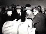 Gh. Gheorghiu-Dej alături de ambasadorul Uniunii Sovietice, A.I. Leontiev, vizitează expoziţia „Economia planificată a R.P.R. în plin progres” din parcul de cultură şi odihnă Herăstrău. Sunt de faţă: Col. Dobre, I. Chişinevschi.(15.12.1952).