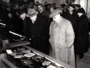 Gh. Gheorghiu-Dej alături de ambasadorul Uniunii Sovietice, A.I. Leontiev, vizitează expoziţia „Economia planificată a R.P.R. în plin progres” din parcul de cultură şi odihnă Herăstrău. Sunt de faţă: I. Chişinevschi, E. Bodnăraş, Al. Moghioroş, D. Coliu, M. Constantinescu ş.a.(15.12.1952).