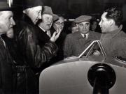 Gh. Gheorghiu-Dej alături de ambasadorul Uniunii Sovietice, A.I. Leontiev, vizitează expoziţia „Economia planificată a R.P.R. în plin progres” din parcul de cultură şi odihnă Herăstrău.    Sunt de faţă: Gaston Marin, ş.a.(15.12.1952).