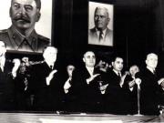 Gh. Gheorghiu-Dej, P. Groza, Al. Moghioroş, ambasadorul Uniunii Sovietice, A.I. Leontiev, Gh. Apostol, ş.a., în prezidiul adunării festive în cinstea celei de-a V-a aniversări a Republicii Populare Române (Sala Ateneului R.P.R.).(30.12.1952).