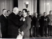 Gh. Gheorghiu-Dej, P. Groza, I. Chişinevschi, Gh. Apostol, Al. Moghioroş, Chivu Stoica, D. Coliu, P. Borilă, ş.a., la solemnitatea înmânării unor distincţii acordate cu prilejul celei de-a V-a aniversări a Republicii Populare Române (Palatul M.A.N.).(30.12.1952).