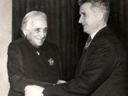 La Casa Armatei din Braşov, preşedintele Nicolae Ceauşescu conferă lui Dolores Ibarruri, cu prilejul împlinirii vârstei de 80 de ani, ordinul „Victoria Socialismului” (3 ianuarie 1976).