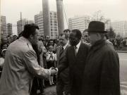 Vizita în România a preşedintelui Republicii Senegal, Lèopold Sèdar Senghor. Într-unul din cartierele Capitalei. (20-25 aprilie 1976)