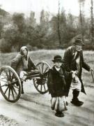 Fotografie reprezentând un grup de ţărani pe drum de ţară.(7 octombrie 1934)