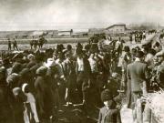 Ţărani muncitori într-o comună împreună cu comisia de reformă agrară împărţind moşia unui moşier.(martie 1945)