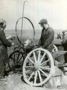 O echipă de muncitori veniţi din uzine, pe tarlalele ţăranilor muncitori, repară uneltele agricole ajutându-i în campania însămânţărilor, (muncitori de la C.F.R.).(martie 1945)