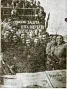 Muncitorii Uzinelor ASAM-Cotroceni, ajută cu unelte ţărănimea muncitoare din împrejurimile capitalei.(aprilie 1945)
