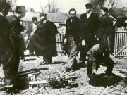 Muncitorii de la oraşe venind în ajutorul ţărănimii cu unelte agricole.(1945)