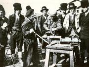 Muncitori ajutând la repararea uneltelor agricole intr-un sat – 1945.(1945)