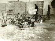 Muncitorii de la SNG au pregătit unelte agricole pentru ajutorarea ţăranilor.(1945)