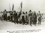 Fotografie reprezentând ţărani în capul moşiei pe care au fost împroprietăriţi…(1945)