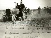 Fotografie reprezentând pe Romulus Zăroni ministrul agriculturii, pe pământul împărţit ţăranilor.(1945)