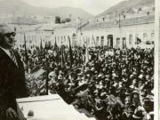 Fotografie reprezentând festivitatea de înmânare a titlurilor de proprietate la Deva.(1945)