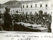 Fotografie reprezentând o festivitate de înmânare a titlurilor de proprietate, (Deva).(1945)