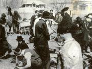 Fotografia reprezintă o brigadă de muncitori cara ajută ţăranii la repararea uneltelor agricole.(1945)