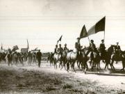 Coloană de muncitori şi ţărani în timpul reformei agrare din anul 1945.(1945)