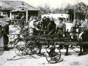 Fotografie: ostaşi din Armata Roşie ajutând la repararea uneltelor agricole la ţară, în 1945-1946.(1945-1946)