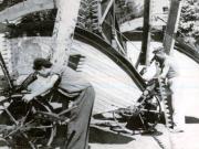 Muncitori reparând maşini agricole în campania de ajutorare a ţărănimii muncitoare, pentru buna desfăşurare a însămânţărilor din primăvara lui 1945.(1946)