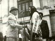 Dr. Petru Groza înmânează titlurile de proprietate ţăranilor, care au primit pământ prin reforma agrară din anul 1945.(1946)