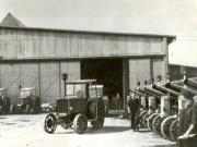 Fotografie: Tractorul I.A.R.-22 în faţa halei de la uzinele ”Sovromtractor” din Braşov.