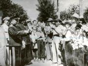 Fotografie: K.E. Voroşilov împreună cu Gh. Gh. Dej şi alţii în vizită la Gospodăria Agricolă Colectivă ”Drumul lui Lenin” din Livedea – Bucureşti în august 1949.(1949)