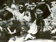 Ţărani muncitori din comuna Zăbrani-Arad semnând actul de constituire a cooperativei agricole de producţie. Vara anului 1949.(1949)