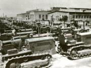 Fotografie: Parc de tractoare pe şenile în curtea Uzinelor de tractoare Braşov.(1951)