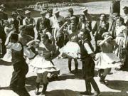 Echipa culturală a C.A.P. Păuleşti – Baia Mare,(”Steagul lui Lenin”), prezentând un spectacol în faţa ţăranilor cooperatori. (1952)