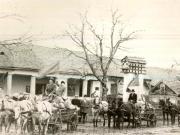 Fotografie: Colectiviştii din G.A.C. ”7 Noiembrie” (Bihor) ducându-şi acasă roadele după împărţirea veniturilor,1952.(1952)