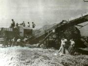Fotografie: Ţărani muncitori lucrând la arie cu unelte mecanizate.(1952)