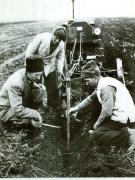 Fotografie: Ţărani muncitori dintr-o întovărăşire agricolă măsoară adâncimea arăturii făcută de tractor.(1953)