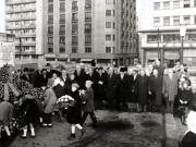 Depunerea unor coroane de flori la placa comemorativă din Piaţa Teatrului Naţional, în semn de omagiu adus memoriei celor ucişi la 13 decembrie 1918.  13 XII 66