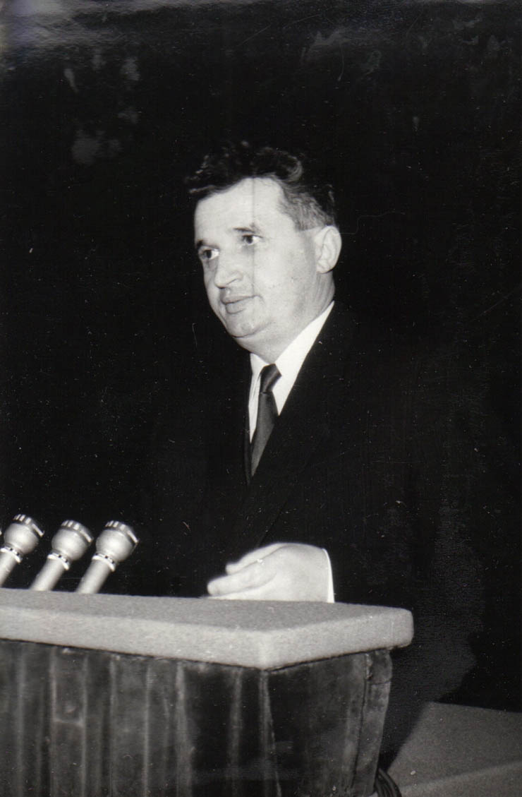 Nicolae Ceauşescu vorbind la mitingul de prietenie româno - iugoslav