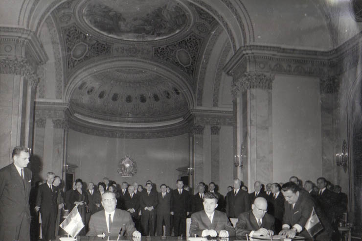 Aspect de la semnarea Comunicatului comun cu privire la vizita oficială în ţara noastră a preşedintelui Republicii Socialiste Federative Iugoslavia – Iosip Broz Tito