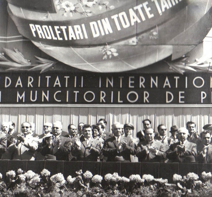 Aspect din tribuna oficială cu prilejul demonstraţiei oamenilor muncii din Capitală