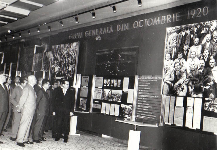 Membri ai conducerii de partid şi de stat la inaugurarea Muzeului de Istorie a Partidului Comunist, a Mişcării Revoluţionare şi Democratice din România