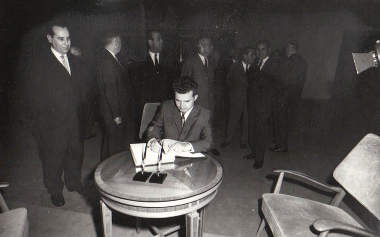 Nicolae Ceauşescu semnând în cartea de onoare a Muzeului de Istorie a Partidului Comunist, a Mişcării Revoluţionare şi Democratice din România 