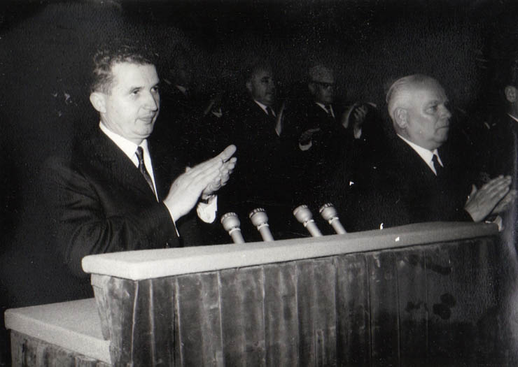 Nicolae Ceauşescu vorbind la adunarea festivă organizată cu prilejul aniversării a 45 de ani de la crearea Partidului Comunist Român