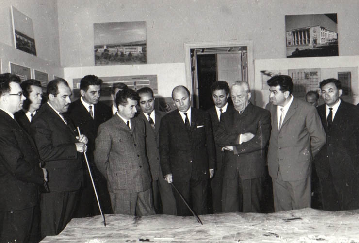 Aspect din timpul vizitei conducătorilor de partid şi de stat în regiunea Iaşi (Expoziţia de sistematizare Iaşi)