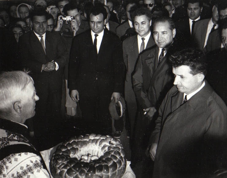 Vizita conducătorilor de partid şi de stat în regiunea Suceava (C.A.P. Dumbrăveni)